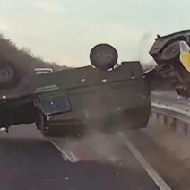 Στρατιωτικό όχημα εκτοξεύεται και ανατρέπεται ΒΙΝΤΕΟ