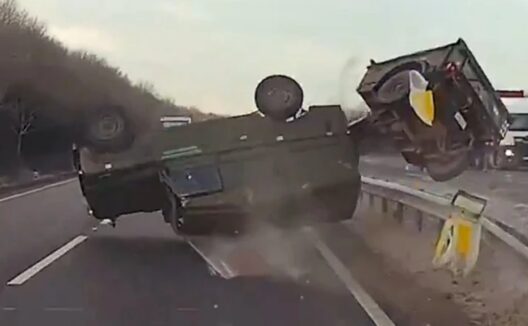 Στρατιωτικό όχημα εκτοξεύεται και ανατρέπεται ΒΙΝΤΕΟ