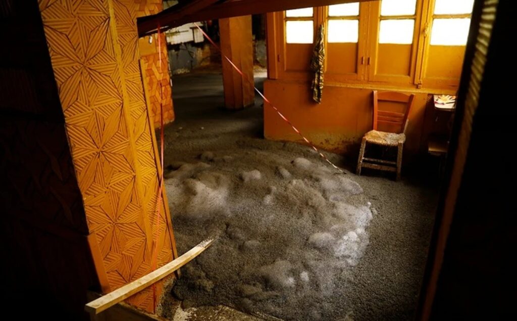 Κυψέλη: Τι είναι ο αθηναϊκός σχιστόλιθος που ανέβλυζε από αυλή εγκαταλειμμένου σπιτιού ΦΩΤΟ