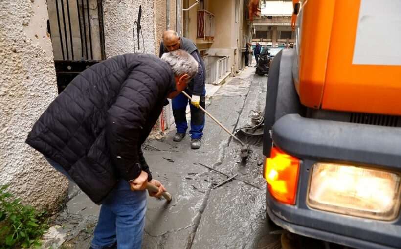 Κυψέλη: Πλημμύρισαν δρόμοι με υγρό που μοιάζει με τσιμέντο ΦΩΤΟ