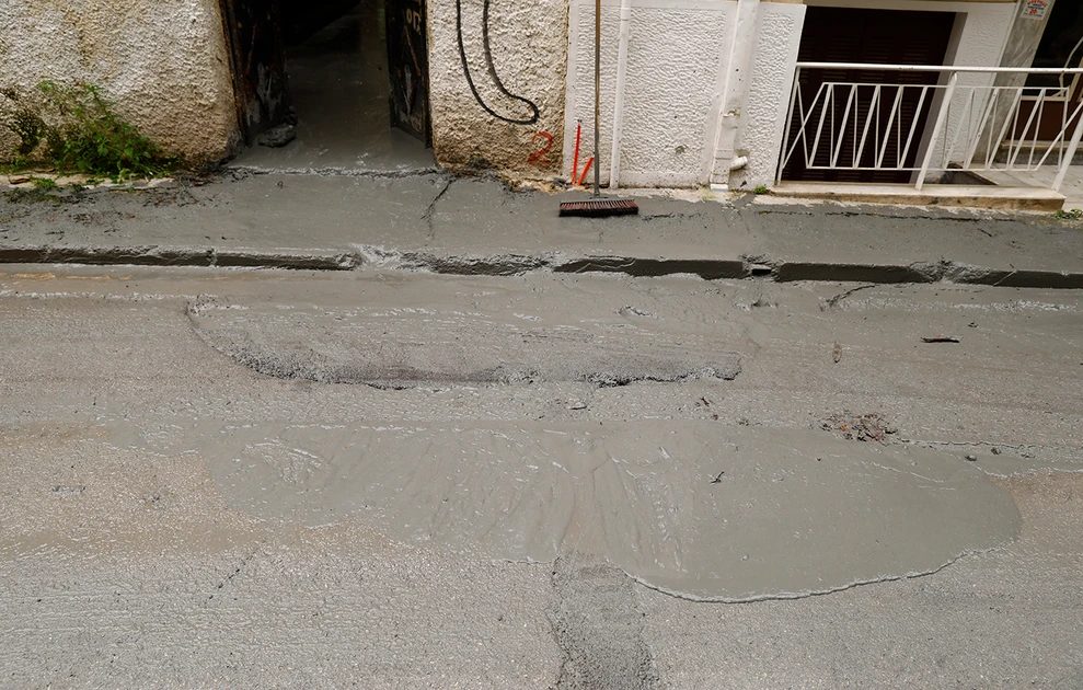 Κυψέλη: Πλημμύρισαν δρόμοι με υγρό που μοιάζει με τσιμέντο ΦΩΤΟ