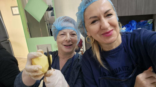 Μαγείρεψαν στην «Κουζίνα Αγάπης» κομματικά στελέχη του Κασσελάκη στην Πάτρα ΦΩΤΟ