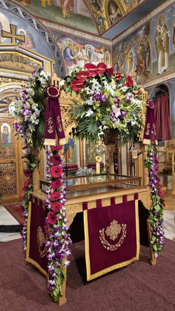 Ξεχωριστά και εντυπωσιακά άνθη στον Επιτάφιο της Αγίας Ειρήνης Ριγανοκάμπου ΦΩΤΟ