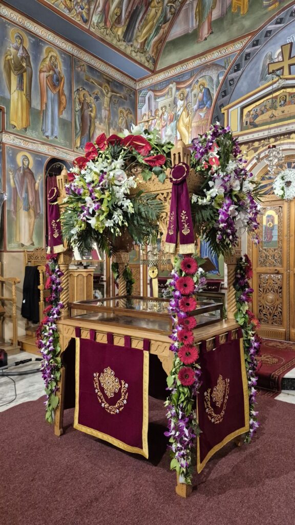 Ξεχωριστά και εντυπωσιακά άνθη στον Επιτάφιο της Αγίας Ειρήνης Ριγανοκάμπου ΦΩΤΟ