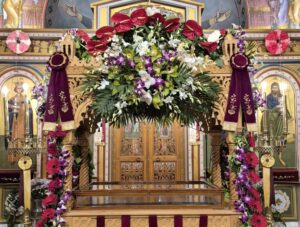 Ξεχωριστά και εντυπωσιακά άνθη στον Επιτάφιο της Αγίας Ειρήνης Ριγανοκάμπου ΦΩΤΟ