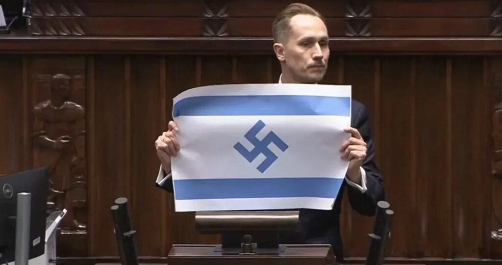 Ακροδεξιός βουλευτής στην Πολωνία ύψωσε ισραηλινή σημαία με σβάστιγκα