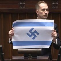 Ακροδεξιός βουλευτής στην Πολωνία ύψωσε ισραηλινή σημαία με σβάστιγκα 17 Ακροδεξιός βουλευτής στην Πολωνία ύψωσε ισραηλινή σημαία με σβάστιγκα