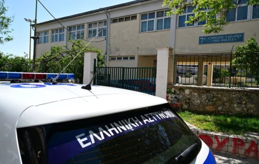 Χαϊδάρι - Πτώση μαθήτριας από μπαλκόνι σχολείου: Πώς έγινε το ατύχημα - Στο χειρουργείο η 13χρονη