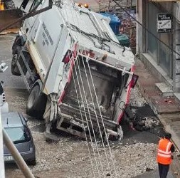 Πάτρα: Βούλιαξε σκουπιδιάρικο σε δρόμο - Αναστάτωση και ένας τραυματίας 33 Πάτρα: Βούλιαξε σκουπιδιάρικο σε δρόμο - Αναστάτωση και ένας τραυματίας