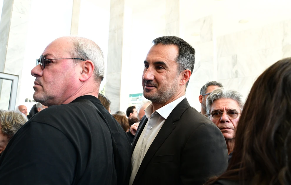 Το «αντίο» στον Βασίλη Ρίζο - Συντετριμμένη η Θεανώ Φωτίου στην κηδεία του γιού της ΦΩΤΟ - ΒΙΝΤΕΟ