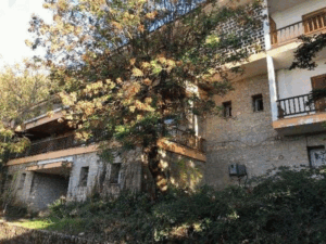 Καλέντζι Αχαΐας: Στα αζήτητα ο παλιός Ξενίας του ΕΟΤ στο ιστορικό χωριό των Παπανδρέου