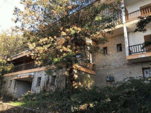 Καλέντζι Αχαΐας: Στα αζήτητα ο παλιός Ξενίας του ΕΟΤ στο ιστορικό χωριό των Παπανδρέου