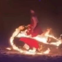 ΒΙΝΤΕΟ με χορεύτρια να «λαμπαδιάζει» επί σκηνής - Η κίνηση που της έσωσε τη ζωή 23 ΒΙΝΤΕΟ με χορεύτρια να «λαμπαδιάζει» επί σκηνής - Η κίνηση που της έσωσε τη ζωή