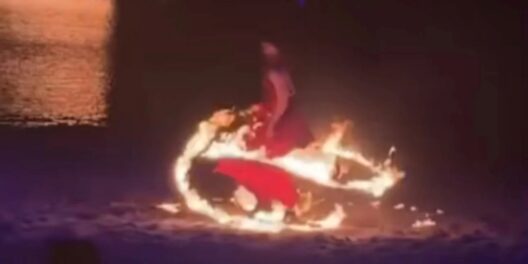 ΒΙΝΤΕΟ με χορεύτρια να «λαμπαδιάζει» επί σκηνής - Η κίνηση που της έσωσε τη ζωή 29 ΒΙΝΤΕΟ με χορεύτρια να «λαμπαδιάζει» επί σκηνής - Η κίνηση που της έσωσε τη ζωή