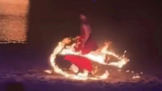 ΒΙΝΤΕΟ με χορεύτρια να «λαμπαδιάζει» επί σκηνής - Η κίνηση που της έσωσε τη ζωή