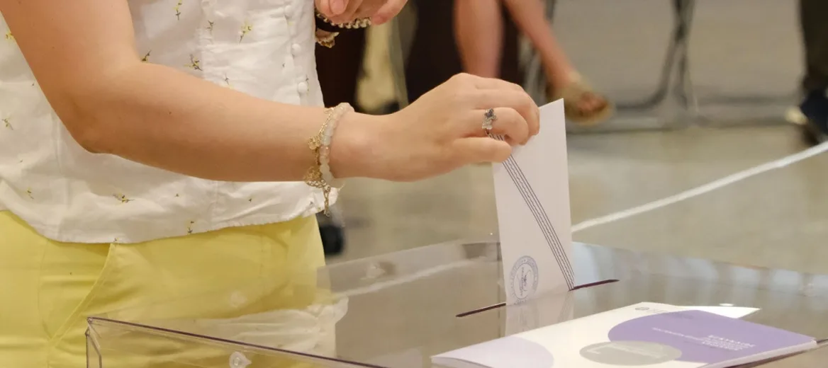 Metron Analysis-Δημοσκόπηση: Απώλειες η ΝΔ, κέρδη το ΠΑΣΟΚ, ο Τσίπρας και η Καρυστιανού