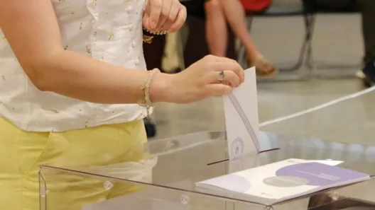 Metron Analysis-Δημοσκόπηση: Απώλειες η ΝΔ, κέρδη το ΠΑΣΟΚ, ο Τσίπρας και η Καρυστιανού