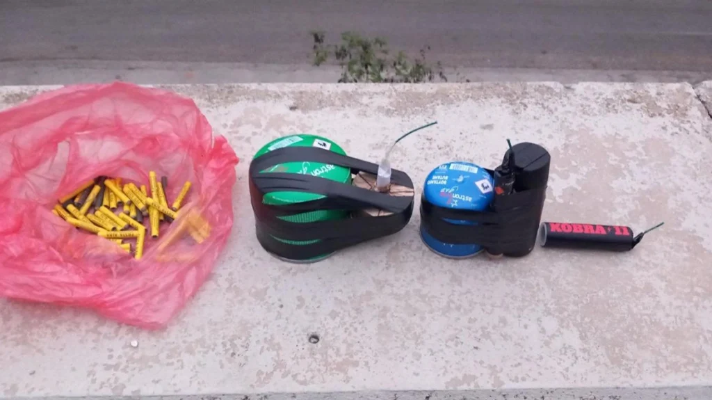 Πειραιάς–Κερατσίνι: Επίθεση με κροτίδα σε λεωφορείο με αστυνομικούς ΦΩΤΟ 29 Πειραιάς–Κερατσίνι: Επίθεση με κροτίδα σε λεωφορείο με αστυνομικούς ΦΩΤΟ