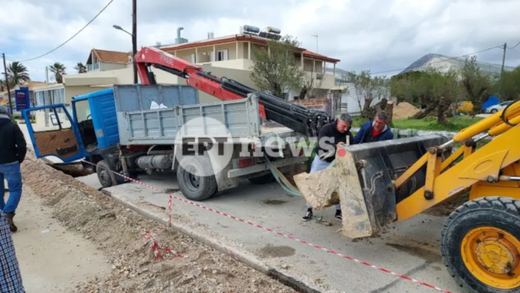 Υποχώρησε δρόμος, «βούλιαξε» φορτηγό στη Ζάκυνθο ΦΩΤΟ 28 Υποχώρησε δρόμος, «βούλιαξε» φορτηγό στη Ζάκυνθο ΦΩΤΟ
