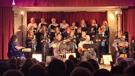 «Ένας ουρανός μ’ αστέρια» με τις Δημοτικές Χορωδίες Διακοπτού