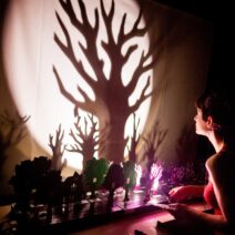 Η παράσταση «Το Κορίτσι που Ήθελε να Αγγίξει το Μισοφέγγαρο» στο Λιθογραφείον ΦΩΤΟ