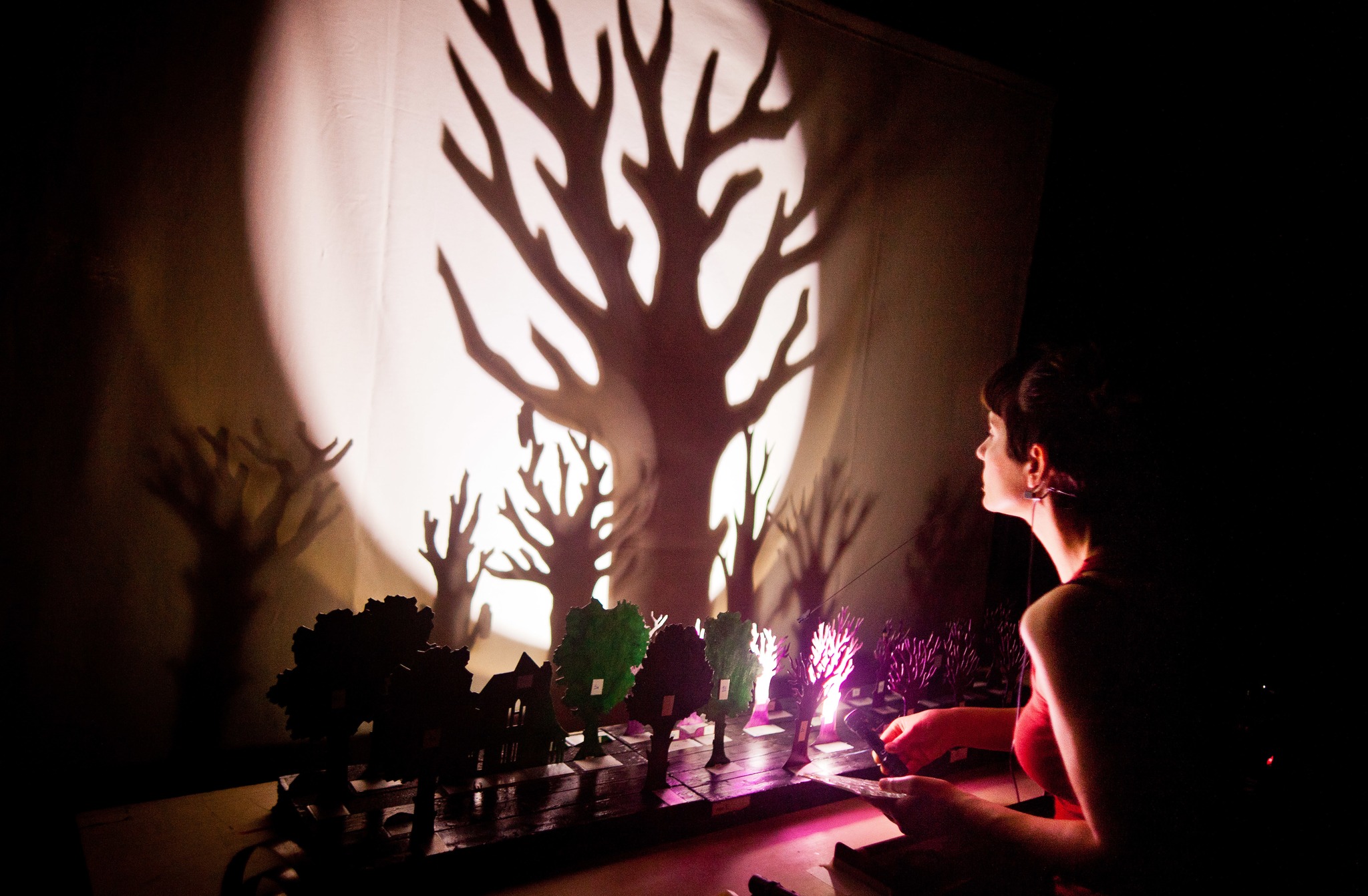 Η παράσταση «Το Κορίτσι που Ήθελε να Αγγίξει το Μισοφέγγαρο» στο Λιθογραφείον ΦΩΤΟ