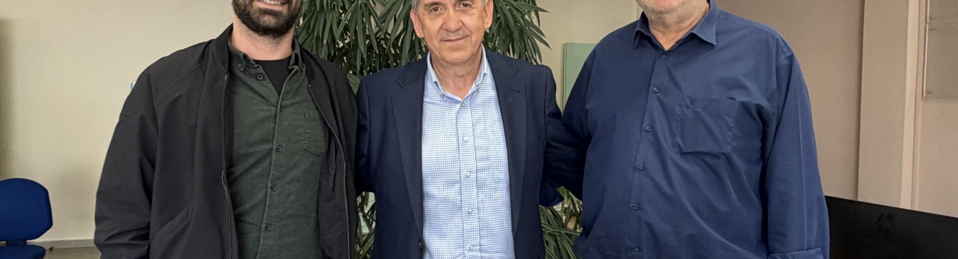 Αναθηματική στήλη προς τιμήν του Μήτσου Ρεμπούτσικα, στην Κ. Αχαΐα ΦΩΤΟ