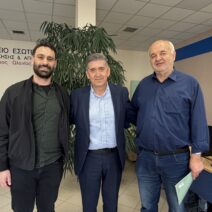 Αναθηματική στήλη προς τιμήν του Μήτσου Ρεμπούτσικα, στην Κ. Αχαΐα ΦΩΤΟ