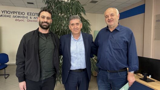 Αναθηματική στήλη προς τιμήν του Μήτσου Ρεμπούτσικα, στην Κ. Αχαΐα ΦΩΤΟ
