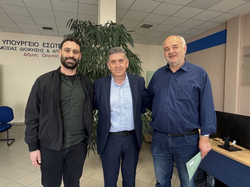 Αναθηματική στήλη προς τιμήν του Μήτσου Ρεμπούτσικα, στην Κ. Αχαΐα ΦΩΤΟ