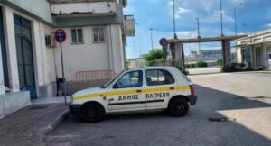 Πάτρα: Δημοτικό όχημα παρέμενε για μέρες σε χώρο πρόσβασης για ΑμεΑ ΦΩΤΟ
