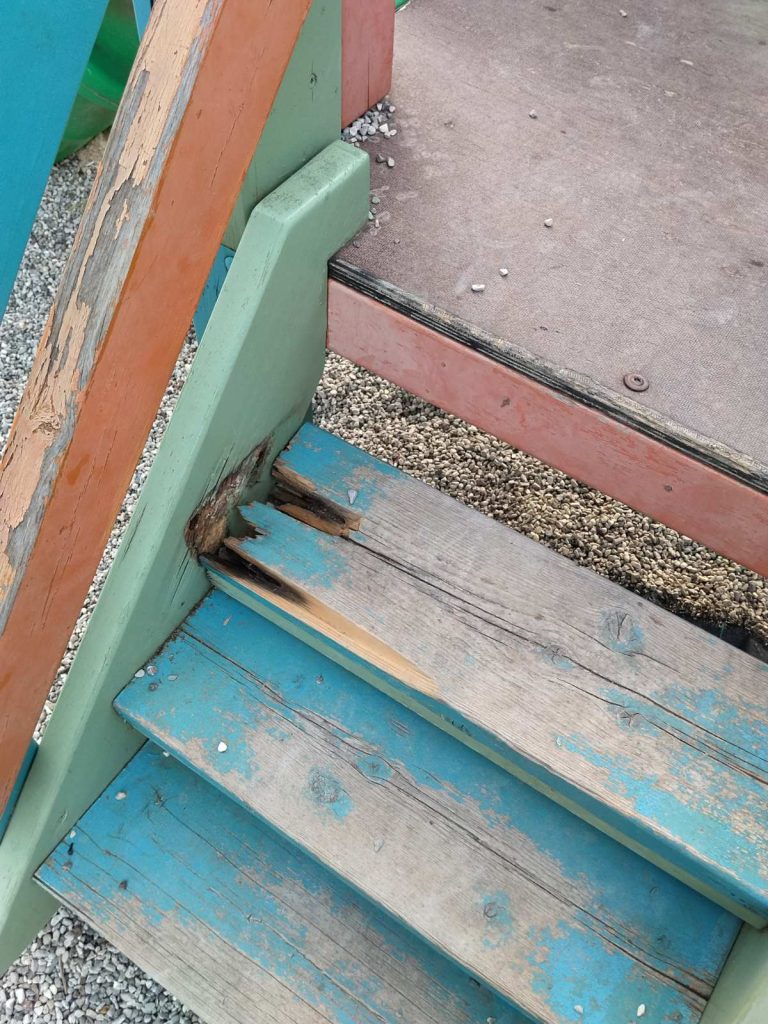 Πάτρα: Σκουριασμένα καρφιά, σπασμένα παιχνίδια και οργή γονέων σε Παιδική χαρά ΦΩΤΟ 30 Πάτρα: Σκουριασμένα καρφιά, σπασμένα παιχνίδια και οργή γονέων σε Παιδική χαρά ΦΩΤΟ
