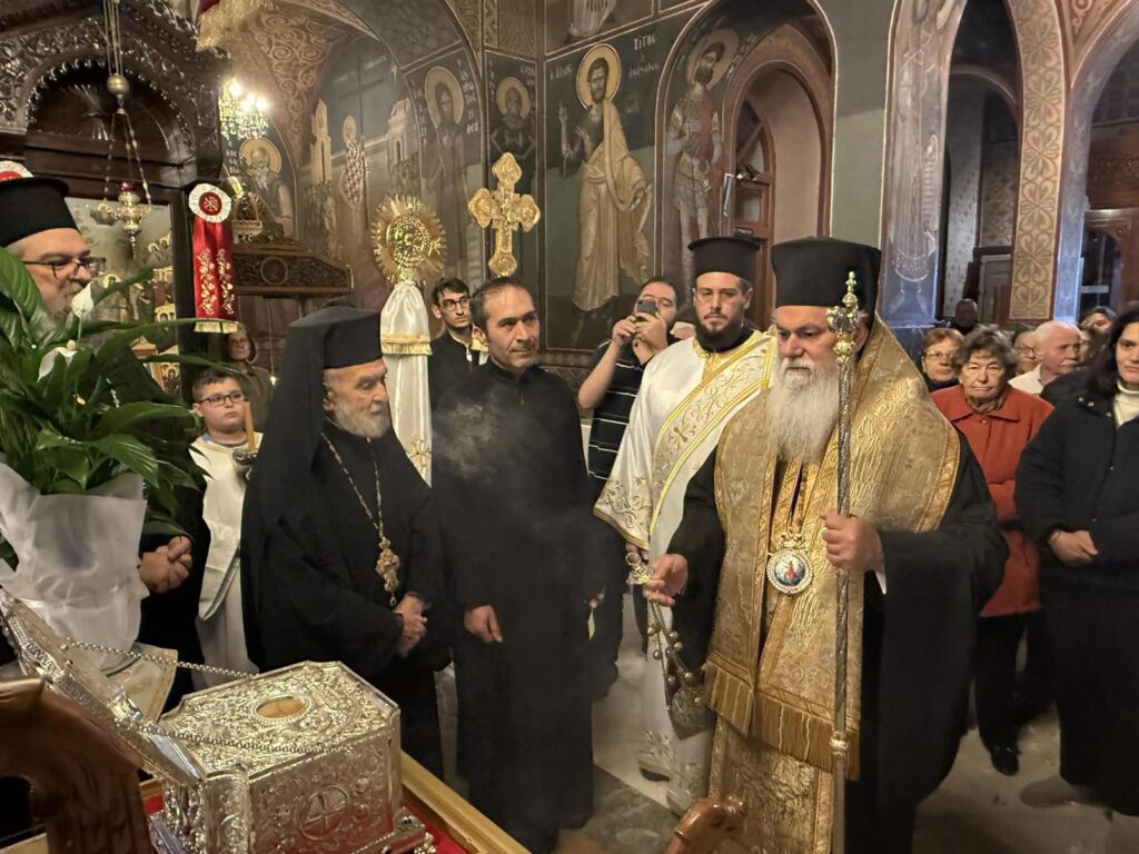 Ο Μητροπολίτης Ιερώνυμος στην Τιμία Κάρα του Αγίου Χριστοφόρου του Παπουλάκου ΦΩΤΟ