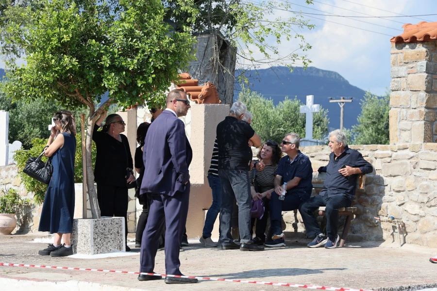 Γωγώ Μαστροκώστα: Σύσσωμη η τοπική κοινωνία του Ευηνοχωρίου Αιτωλοακαρνανίας στην ταφή της 30 Γωγώ Μαστροκώστα: Σύσσωμη η τοπική κοινωνία του Ευηνοχωρίου Αιτωλοακαρνανίας στην ταφή της