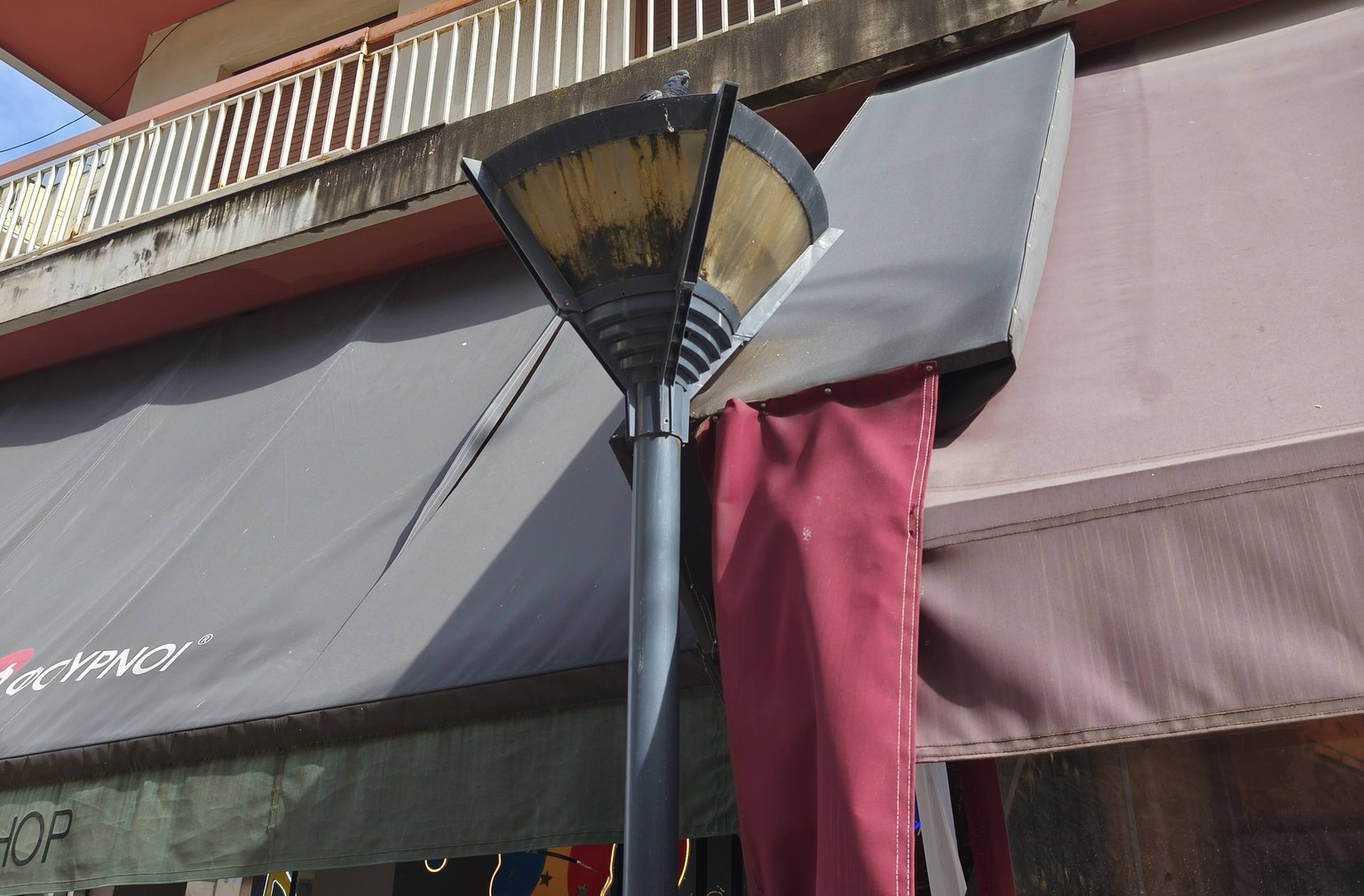 Πάτρα: Μέσα στην βρωμιά οι Φανοστάτες - Δεν...«βλέπει» ο Δήμος ΦΩΤΟ