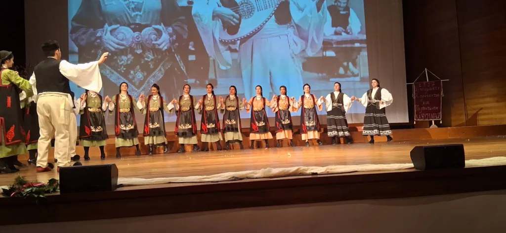 Η μουσικοχορευτική εκδήλωση «Λαβύρινθος - Κινούμαστε Χορεύοντας και Περπατώντας» από σχολεία της Αχαΐας ΦΩΤΟ
