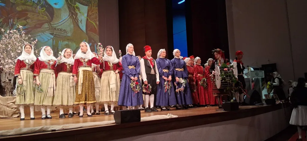 Η μουσικοχορευτική εκδήλωση «Λαβύρινθος - Κινούμαστε Χορεύοντας και Περπατώντας» από σχολεία της Αχαΐας ΦΩΤΟ
