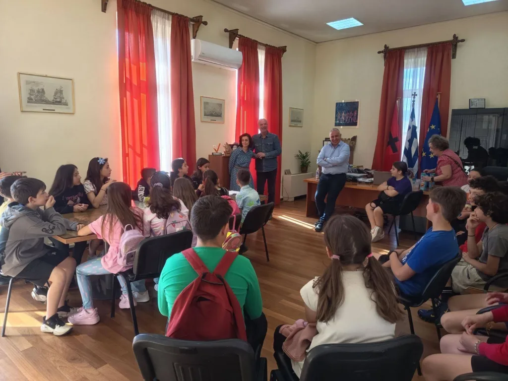 Επίσκεψη μαθητών στον Δήμαρχο Αιγιάλειας, με προτάσεις και ζωγραφιές ΦΩΤΟ