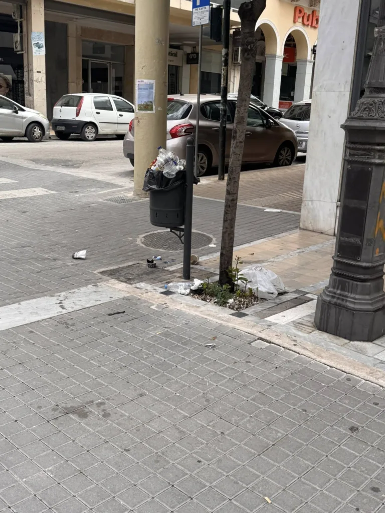 Πάτρα: Σκουπίδια κατακλύζουν το κέντρο ανήμερα της Πρωτομαγιάς ΦΩΤΟ