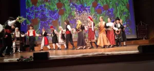 Η μουσικοχορευτική εκδήλωση «Λαβύρινθος - Κινούμαστε Χορεύοντας και Περπατώντας» από σχολεία της Αχαΐας ΦΩΤΟ