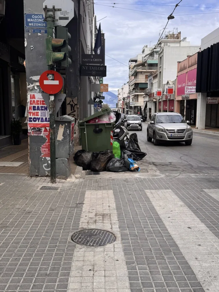 Πάτρα: Σκουπίδια κατακλύζουν το κέντρο ανήμερα της Πρωτομαγιάς ΦΩΤΟ