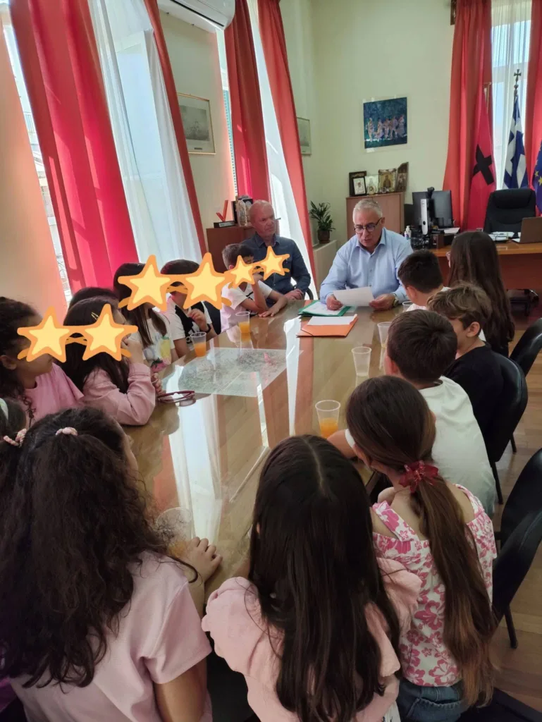 Επίσκεψη μαθητών στον Δήμαρχο Αιγιάλειας, με προτάσεις και ζωγραφιές ΦΩΤΟ