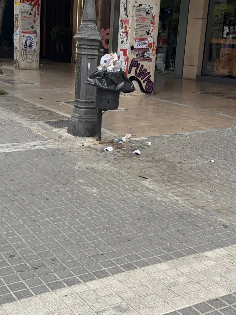 Πάτρα: Σκουπίδια κατακλύζουν το κέντρο ανήμερα της Πρωτομαγιάς ΦΩΤΟ