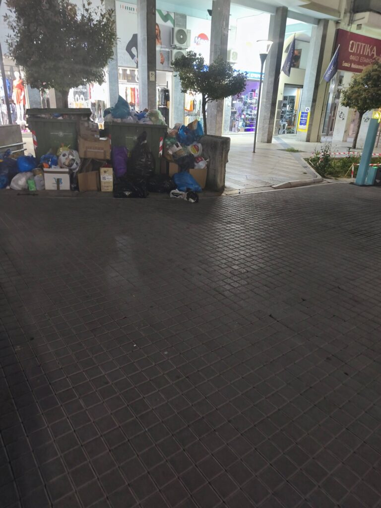Πάτρα: Απερίγραπτη η εικόνα στο κέντρο - Σπασίματα και βρωμιές ΦΩΤΟ
