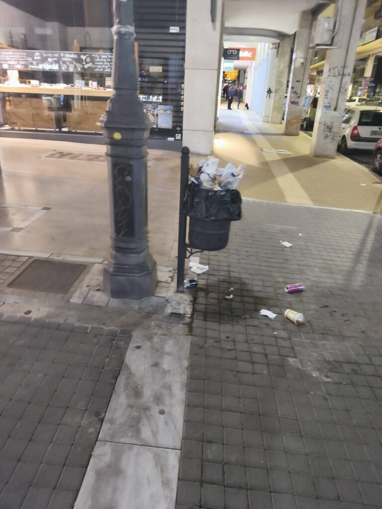 Πάτρα: Απερίγραπτη η εικόνα στο κέντρο - Σπασίματα και βρωμιές ΦΩΤΟ
