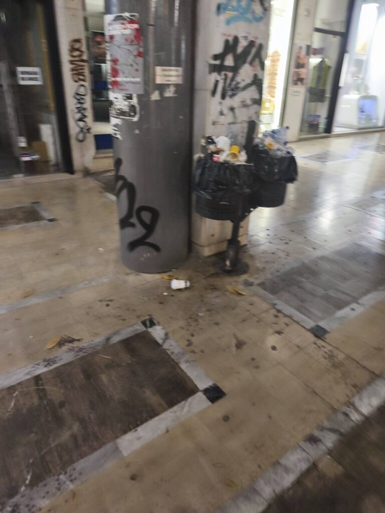 Πάτρα: Απερίγραπτη η εικόνα στο κέντρο - Σπασίματα και βρωμιές ΦΩΤΟ