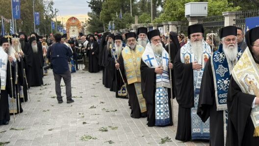 Ο Μητροπολίτης Ιερώνυμος στην υποδοχή της εικόνας «Άξιον Εστί» ΦΩΤΟ