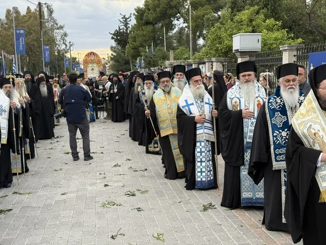 Ο Μητροπολίτης Ιερώνυμος στην υποδοχή της εικόνας «Άξιον Εστί» ΦΩΤΟ