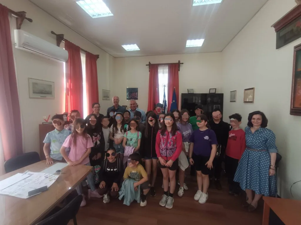 Επίσκεψη μαθητών στον Δήμαρχο Αιγιάλειας, με προτάσεις και ζωγραφιές ΦΩΤΟ