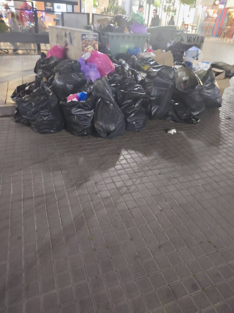 Πάτρα: Απερίγραπτη η εικόνα στο κέντρο - Σπασίματα και βρωμιές ΦΩΤΟ